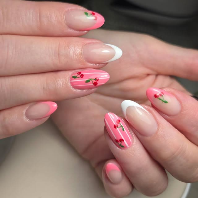 French manicure met bloemen, nailart van Donails