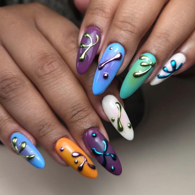 Swirls en steentjes op nagels, nailart van Donails