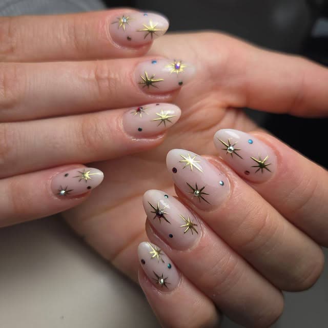 Nude nagels met sterretjes, nailart van Donails