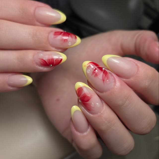 Gele french met rode bloemen, nailart van Donails