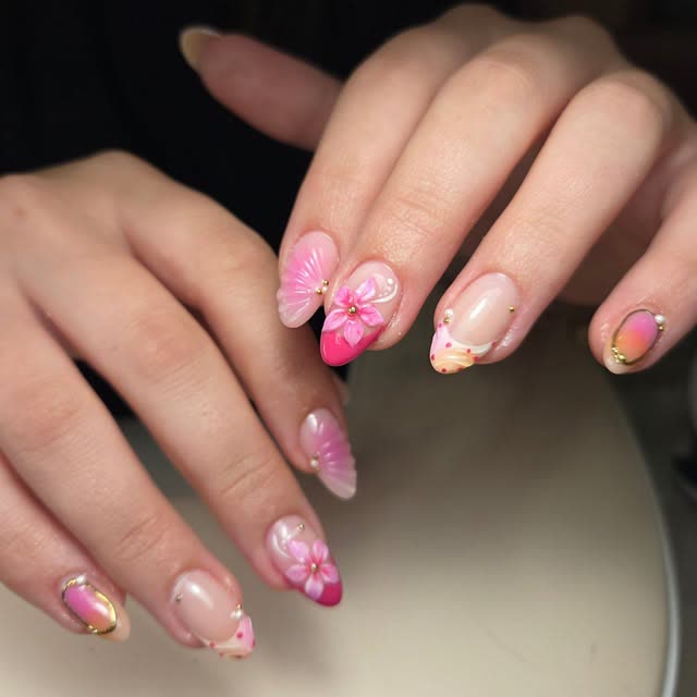 Roze bloemen en glitter, nailart van Donails