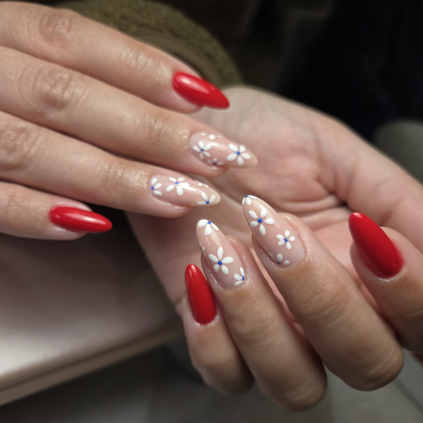 Rood met madeliefjes, nailart van Donails