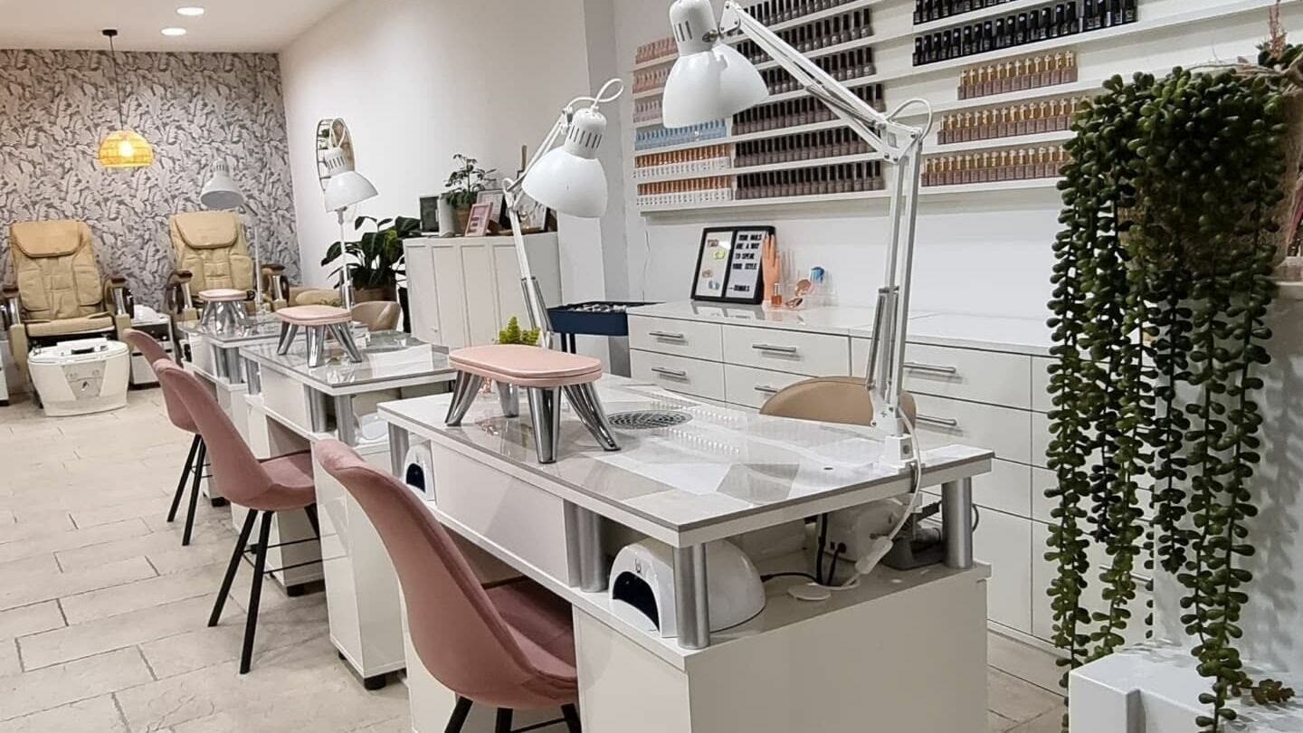 De salon van Donails, drie tafels en een wand vol lak